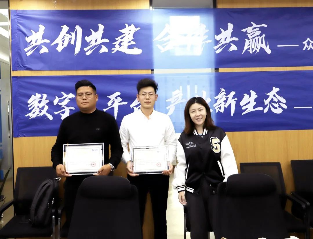 乐鱼·体育-乐鱼（中国）一站式服务官方网站
高级副总裁山海授予商户“乐鱼·体育-乐鱼（中国）一站式服务官方网站
特邀顾问”荣誉.jpg